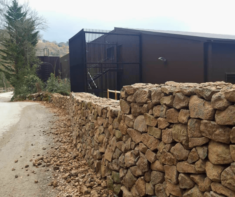 Murs de Pedra Seca a la Garrotxa: Construcció i Restauració amb Pedra Volcànica