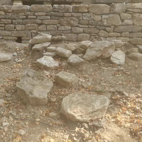 Humitat i brutícia als murs de pedra d’una masia: com netejar-los i tractar-los sense fer-los malbé