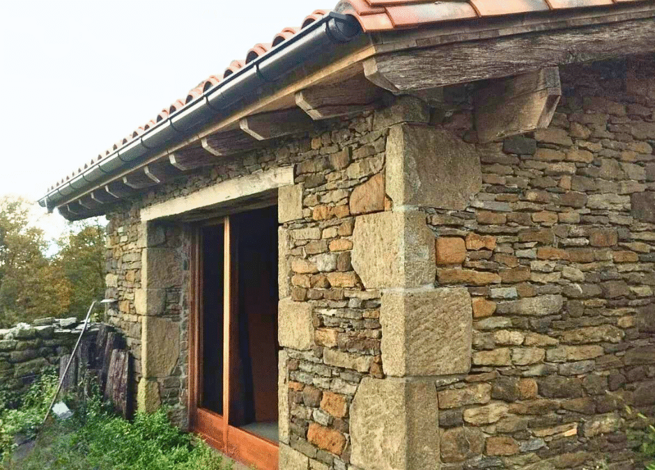 Rehabilitación sostenible de masía rural con materiales locales.