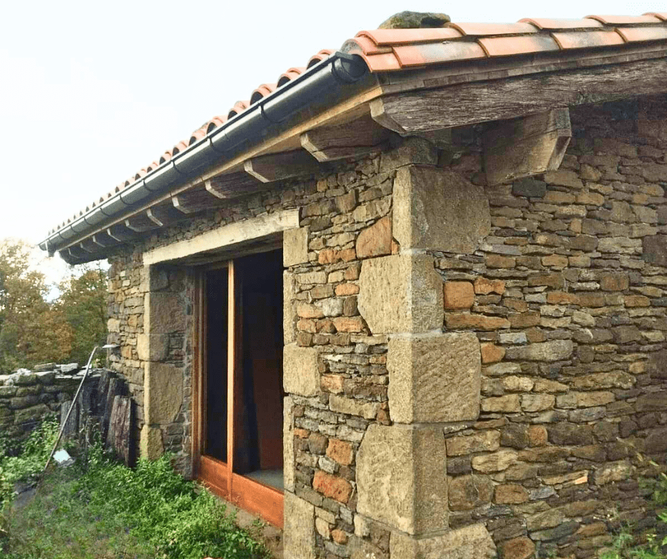 Rehabilitación sostenible de masía rural con materiales locales.