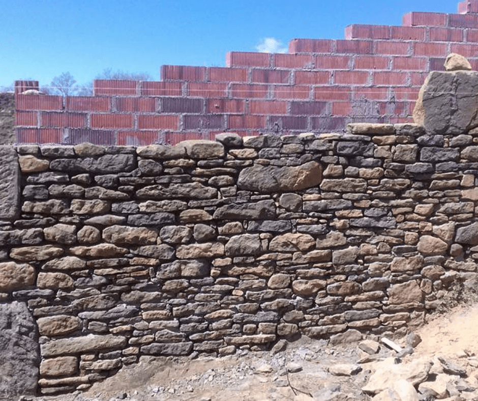 casa en obras por reformas con piedra natural