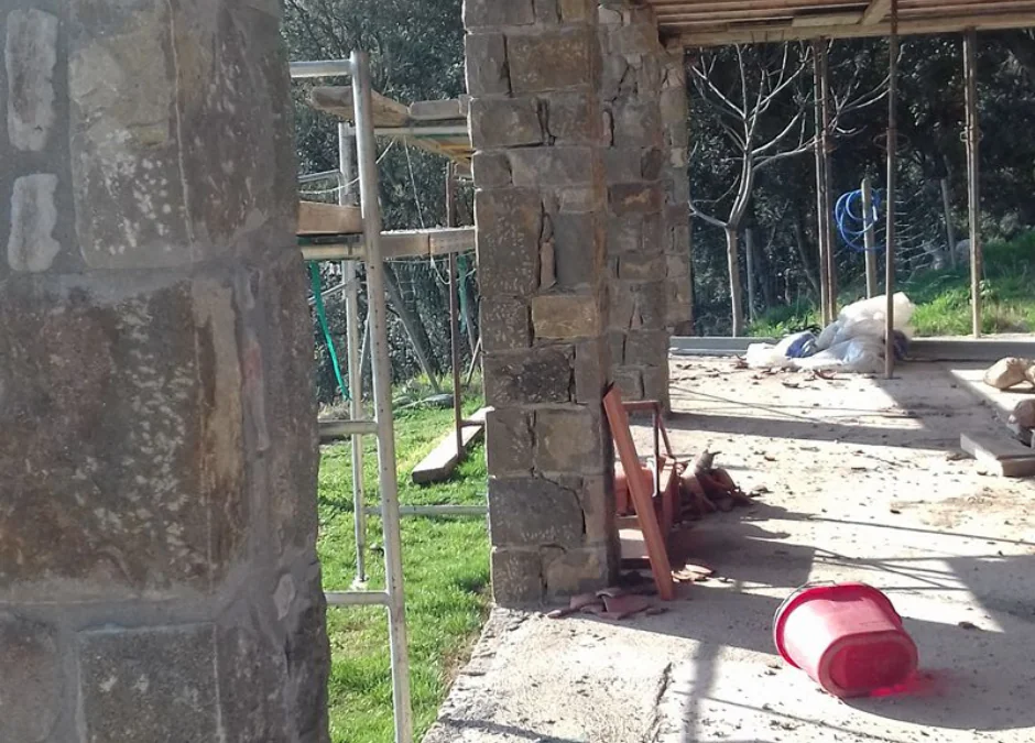 Rehabilitación de construcciones antiguas y masía en la Garrotxa: restauración de muros de piedra, cubierta y mejora de habitabilidad con Construccions Susqueda