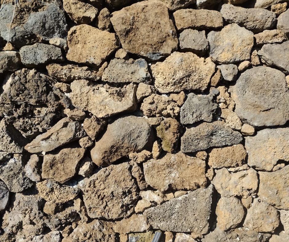 muro de piedra seca en una construcción integrada en el paisaje de La Garrotxa