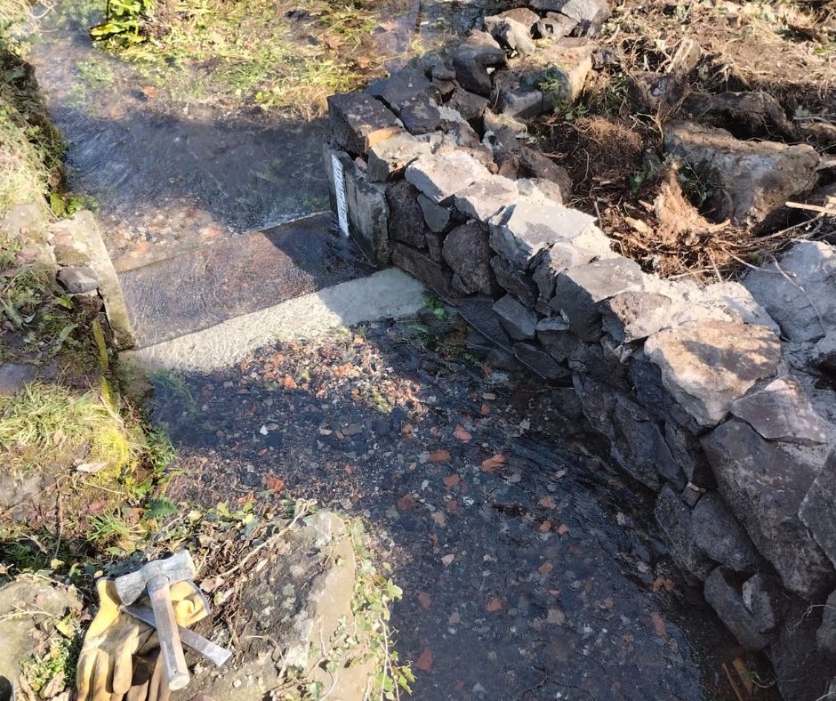 Reparación de pared seca de piedra volcánica en la zona volcánica de la Garrotxa