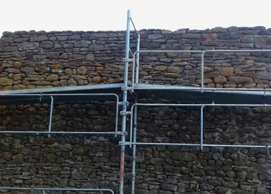 Fachada de una masía de la Garrotxa con piedra volcánica restaurada