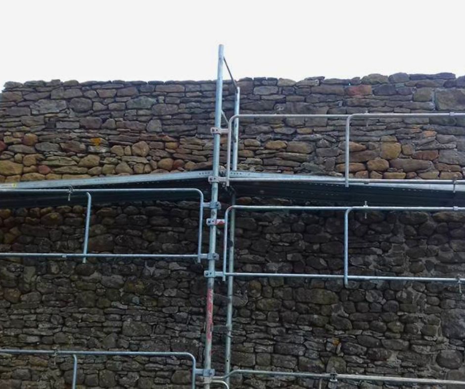 Fachada de una masía de la Garrotxa con piedra volcánica restaurada