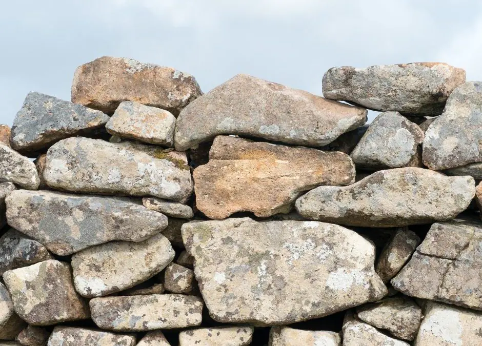Senyals que el mur de pedra necessita reparació