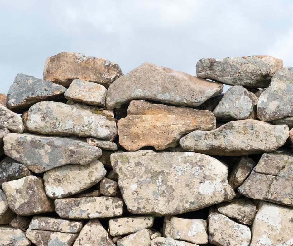 Senyals que el mur de pedra necessita reparació